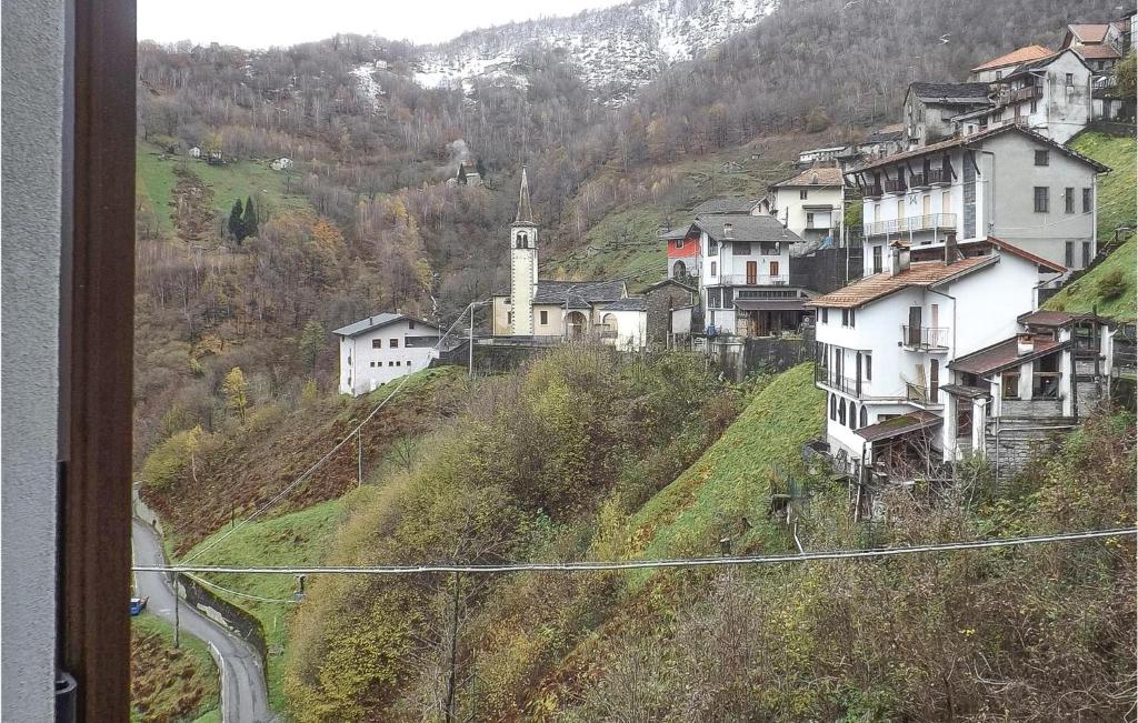 un village sur une colline avec des maisons et une route dans l'établissement Fontanella 2, à Domodossola