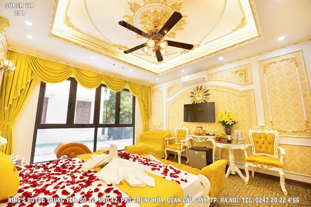 TV a/nebo společenská místnost v ubytování King’s hotel Trung Yên