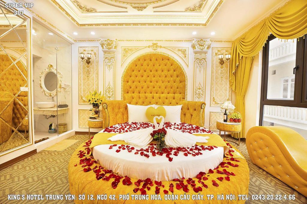 Postel nebo postele na pokoji v ubytování King’s hotel Trung Yên