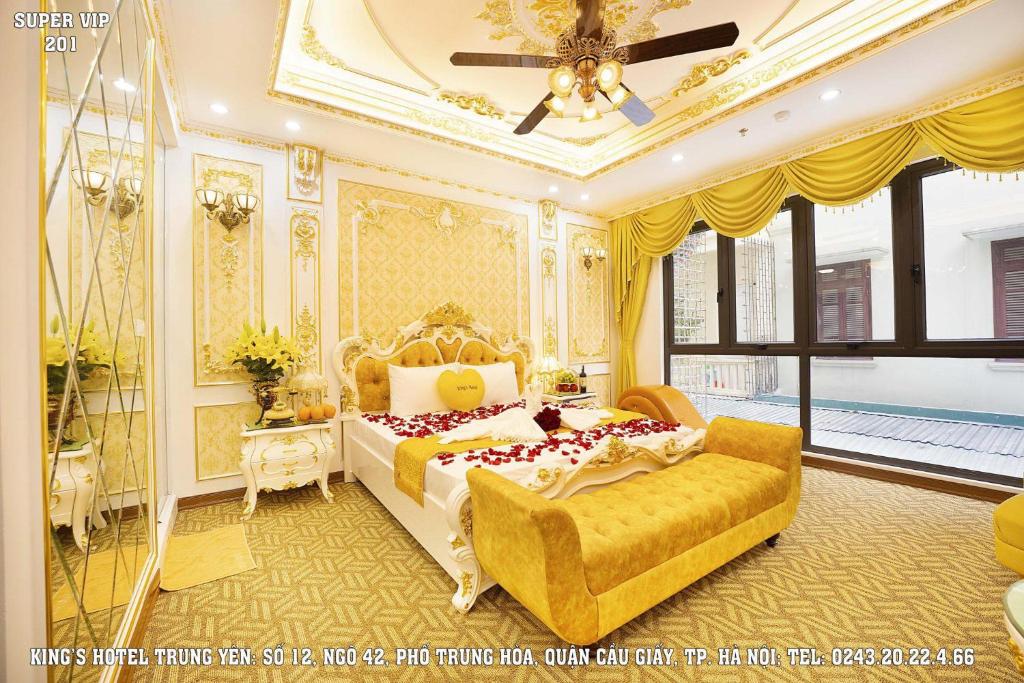 Postel nebo postele na pokoji v ubytování King’s hotel Trung Yên