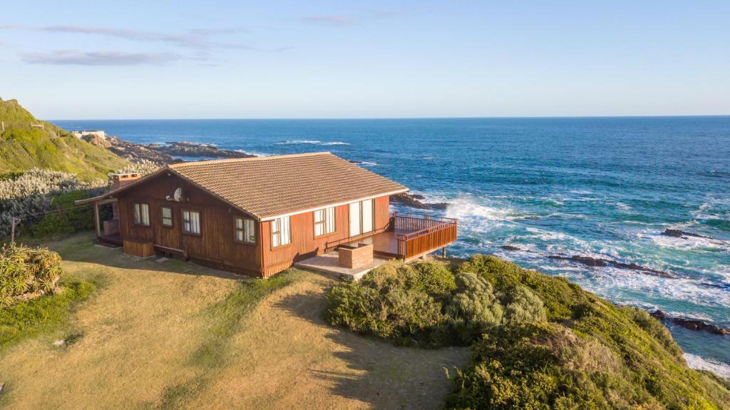 una casa su una collina vicino all'oceano di Strandhuis a Eersterivierstrand