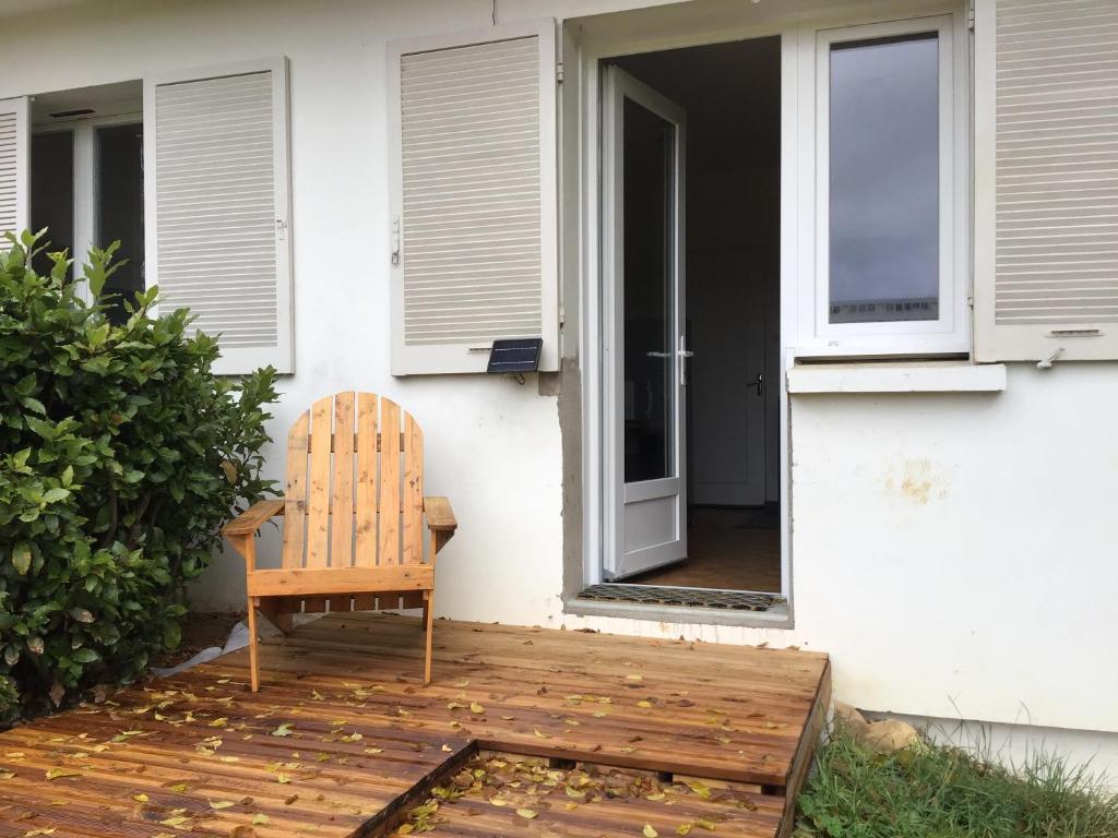 een houten stoel op een terras voor een huis bij Besac Urban Lodge in Besançon