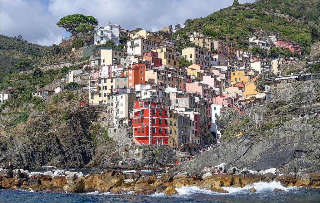 eine Stadt an einem Berghang in der Unterkunft Il Cottage in Carro