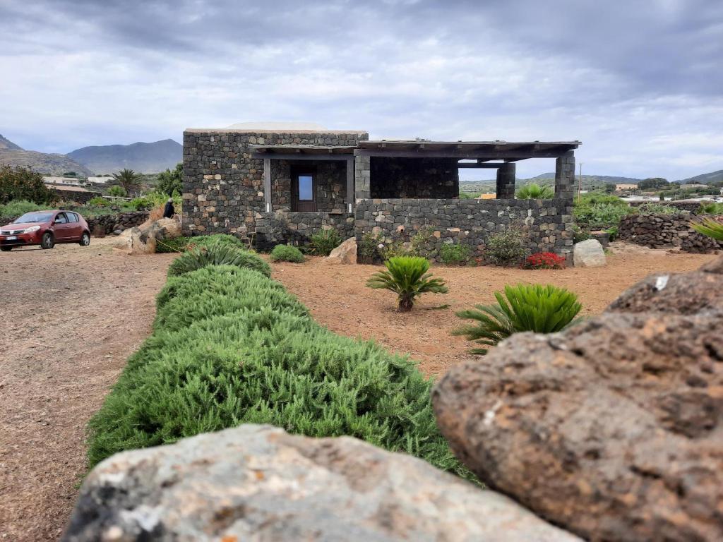 una casa de piedra con plantas delante de ella en dammuso Remì, en Scauri