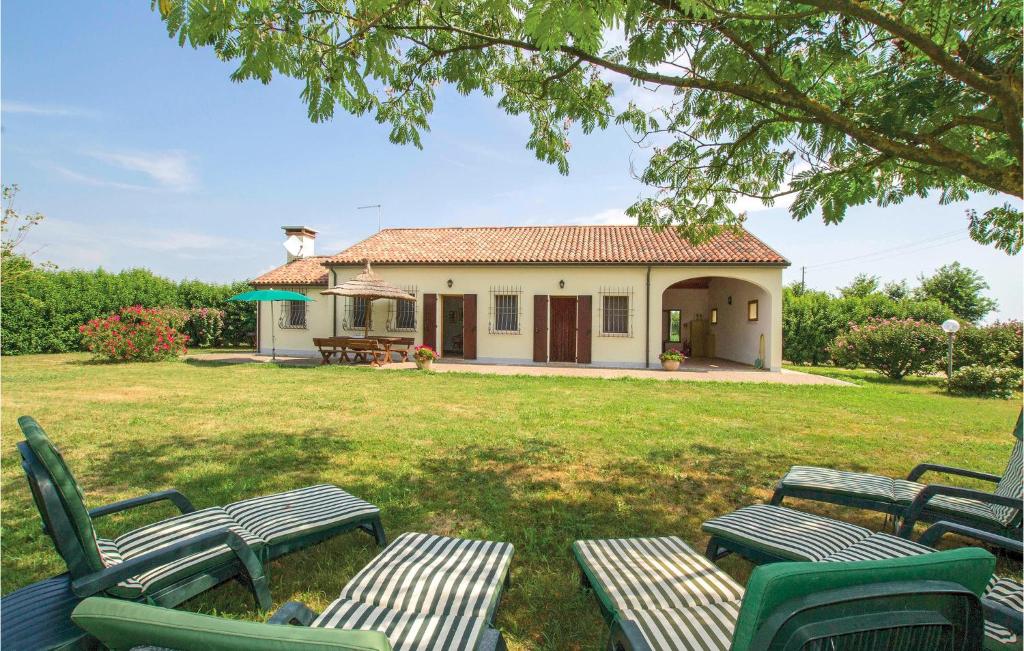 una casa con dos sillas verdes en un patio en Ibisco, en Ca Lino
