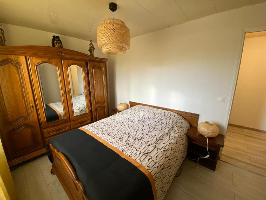 Ein Bett oder Betten in einem Zimmer der Unterkunft Un petit coin de bonheurs Maison enti&egrave;re class&eacute;e 3 &eacute;toiles