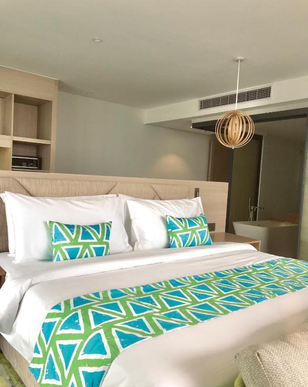 Postel nebo postele na pokoji v ubytování Lime Resort Manila
