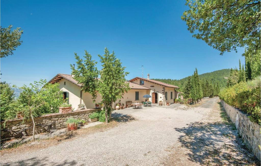 un camino vacío delante de una casa en Pod, Spertaglia, en San Giustino