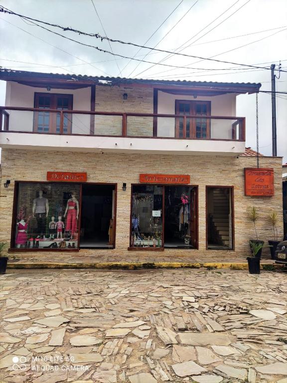 a building with windows on the side of it at Pousada das Letras in São Thomé das Letras