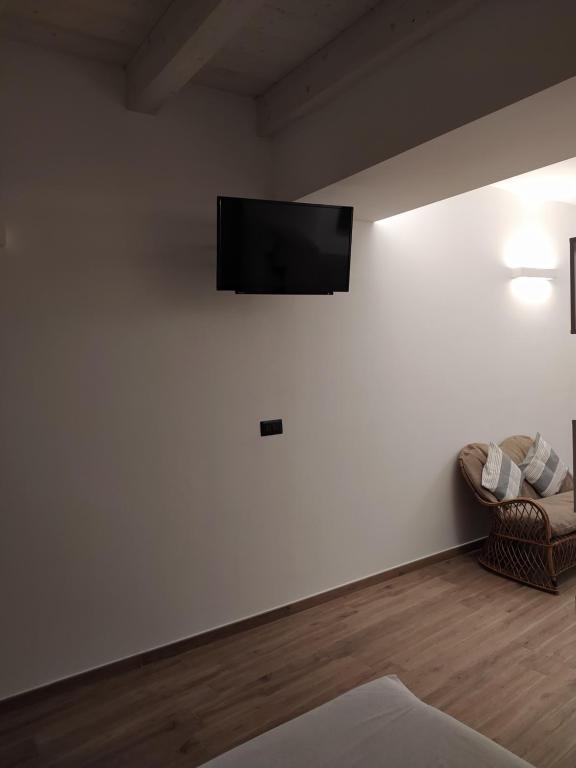 TV a/nebo společenská místnost v ubytování Casa Mantel Holiday Home Panoramic view in Langhe