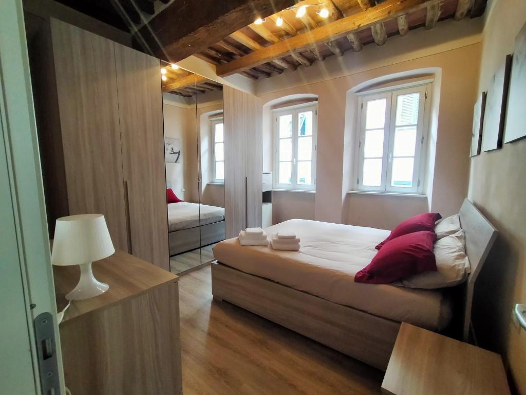 1 dormitorio pequeño con 1 cama y 2 ventanas en Casa Toscanella & Girasole, en Pescia