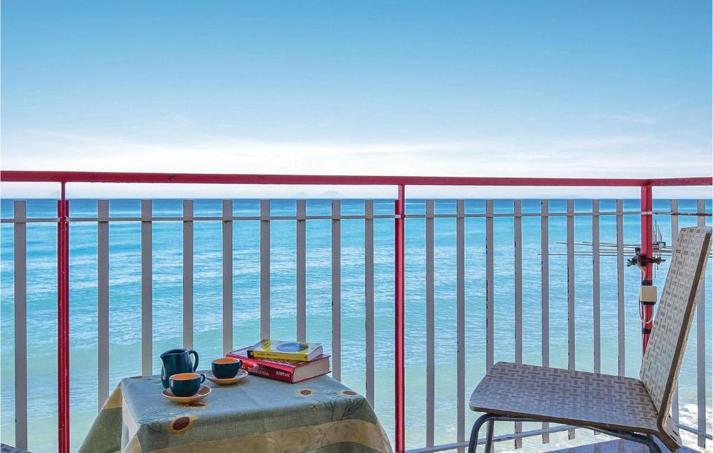 einen Tisch und einen Stuhl auf einem Balkon mit Meerblick in der Unterkunft Donna Mariangela in Caronia Marina