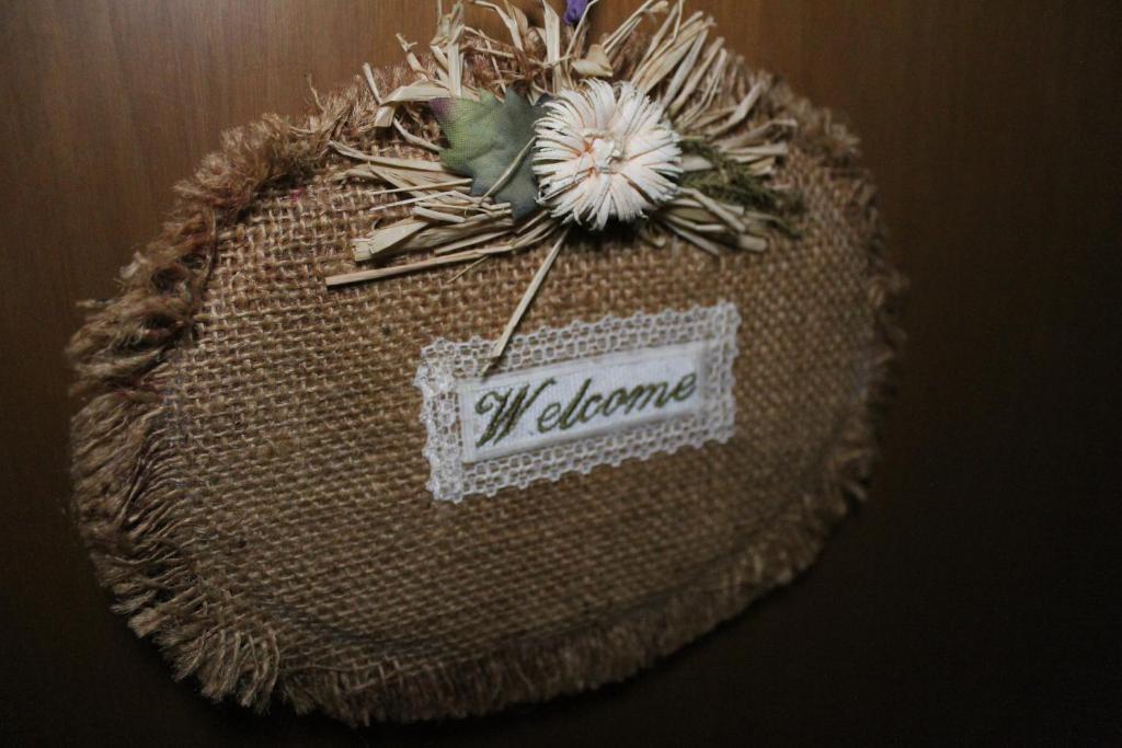 Un sombrero marrón con una flor blanca. en St. Peter's Luxury Rooms, en Roma