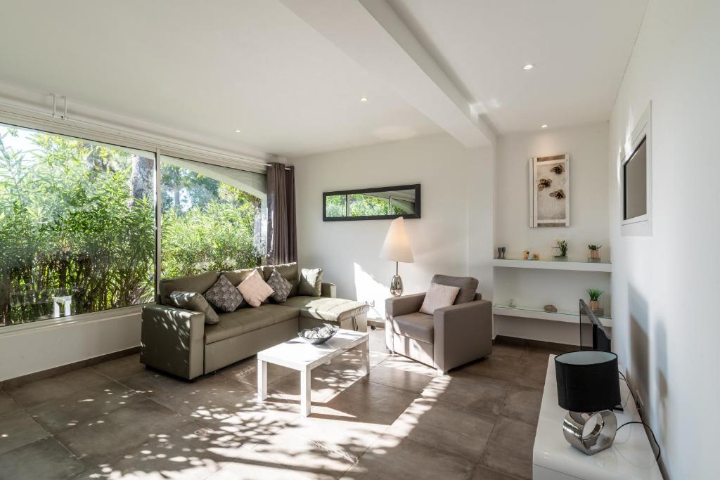 a living room with a couch and a table at Les Arcades de Cala Rossa in Lecci