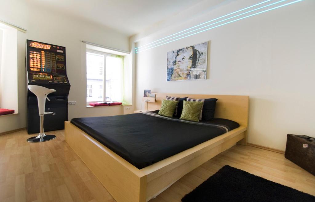 ブダペストにあるCentral Budapest Apartmentのベッドルーム1室(ベッド1台付)