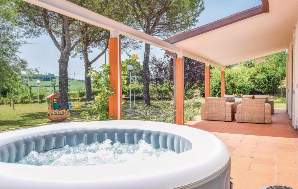 Vonkajšia záhrada v ubytovaní Awesome Home In Fano -Pu- With Jacuzzi