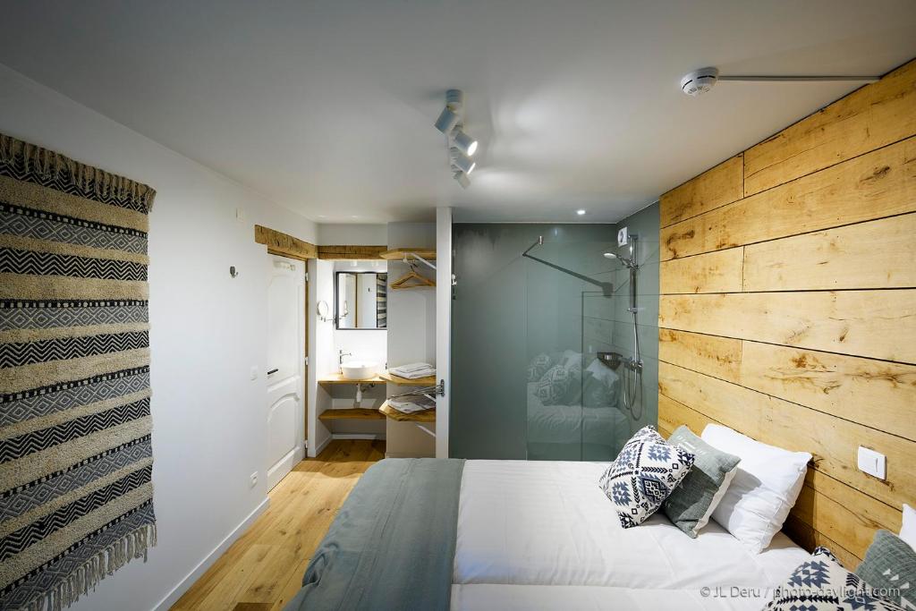 a bedroom with a bed and a glass shower at Chambres d&#39;Hôtes - La terrasse Bayehon - Ovifat in Waimes