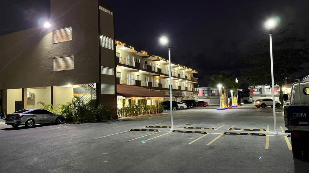 un parcheggio di notte di fronte a un edificio di My Home Hotel Punta Cana a Punta Cana