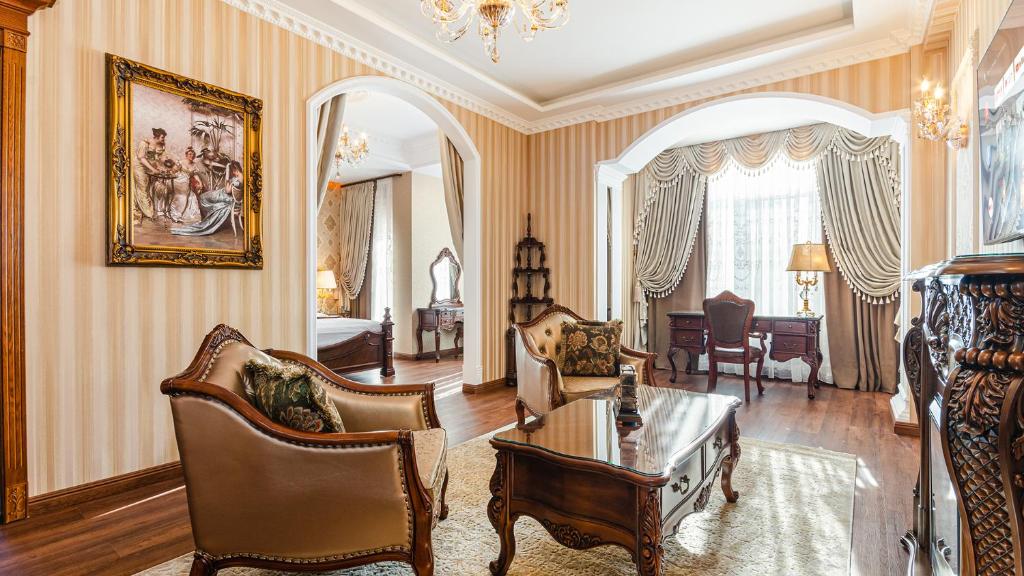 - un salon avec un canapé et une table dans l'établissement GREGORY Boutique Hotel Chisinau, à Chişinău