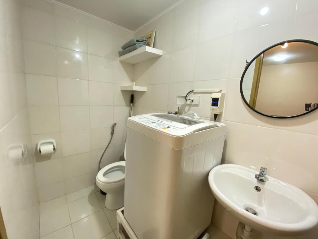 Koupelna v ubytování 8 Spatial 2BR condo within the city with Pool, WIFI & Netflix