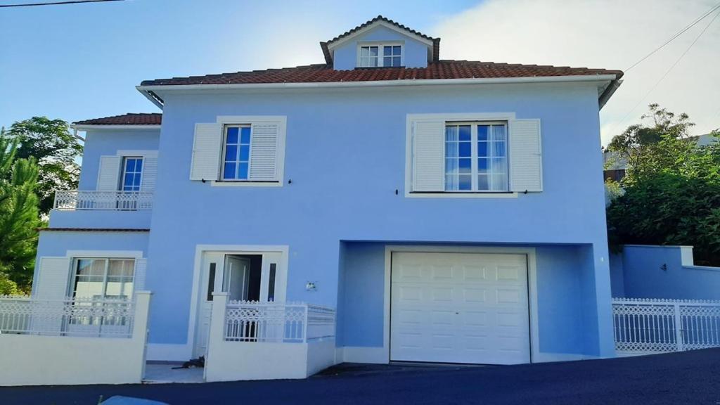 een groot wit huis met een garage bij Casa Azul (Blue House) in Urzelina