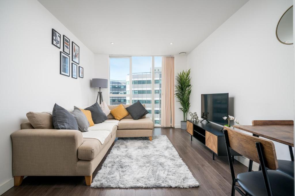uma sala de estar com um sofá e uma mesa em Croydon Saffron Mordern Apartment em Croydon