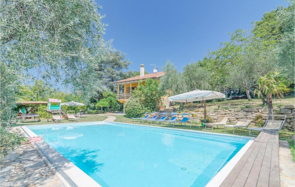 una piscina con sillas y una casa en Beautiful Home In Pesaro -pu- With Wifi, en Gradara