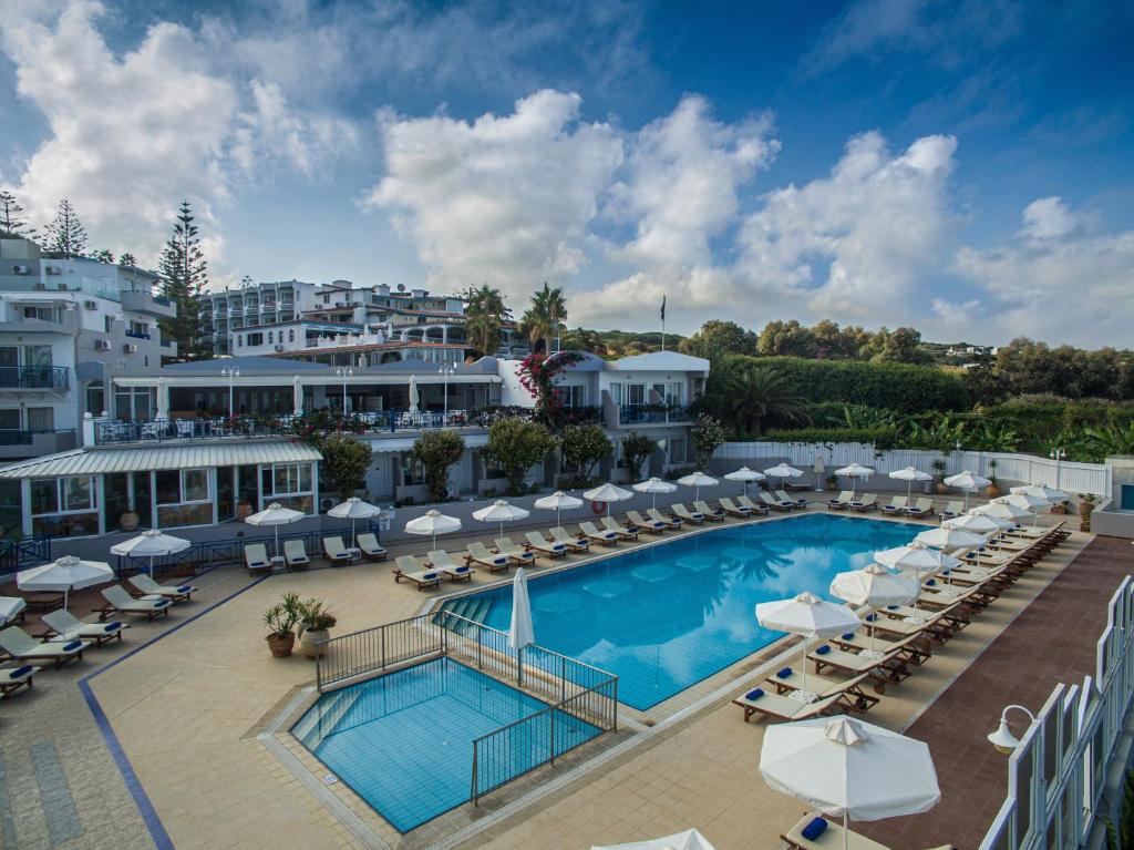 Bazén v ubytování Rethymno Mare Royal & Water Park nebo v jeho okolí