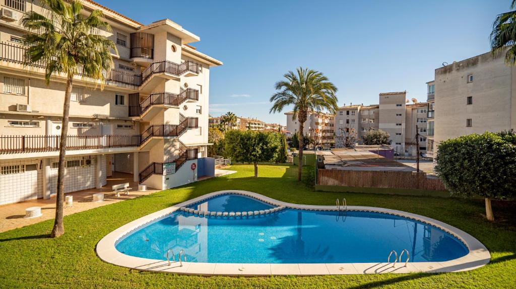 una piscina en un patio junto a un edificio en Albirelax, en Albir