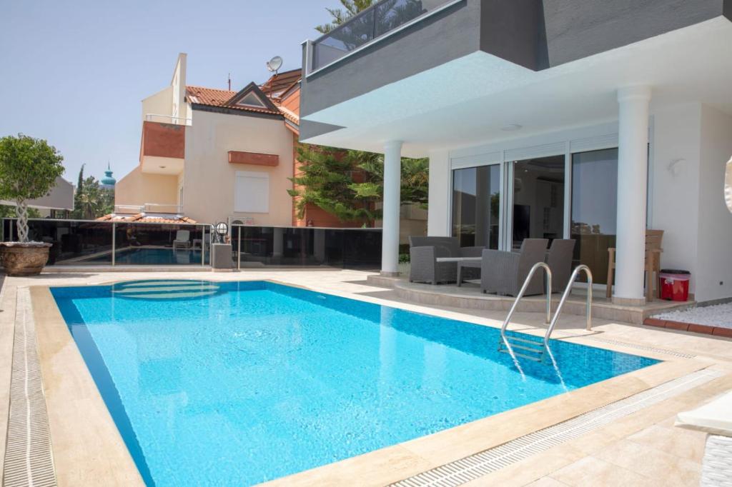 The swimming pool at or close to Sunrise hill villa with private pool