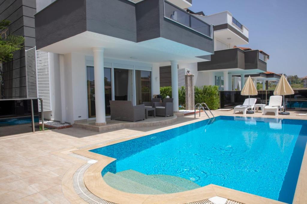 The swimming pool at or close to Sunrise hill villa with private pool