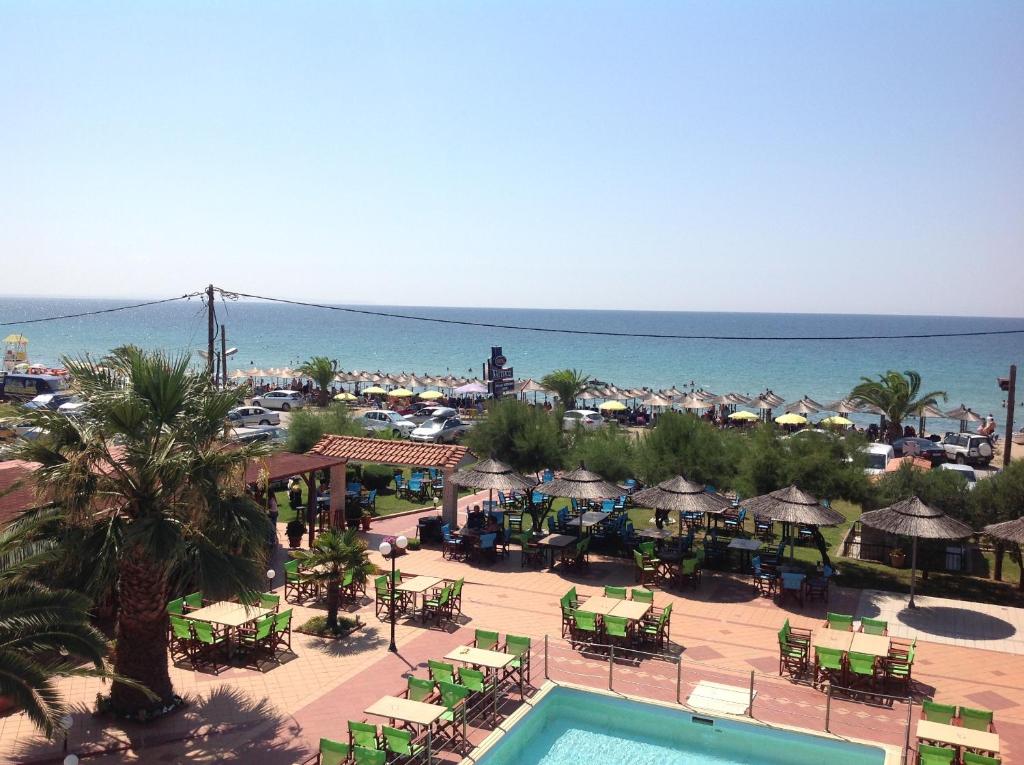 ソゾポリにあるHotel Nautilosのプールとビーチのあるリゾートの景色を望めます。