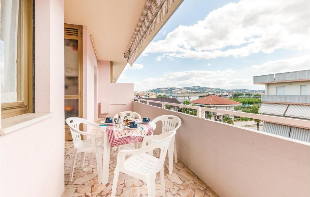 Balcon ou terrasse dans l'établissement Amazing Apartment In Villa Rosa Te With 2 Bedrooms