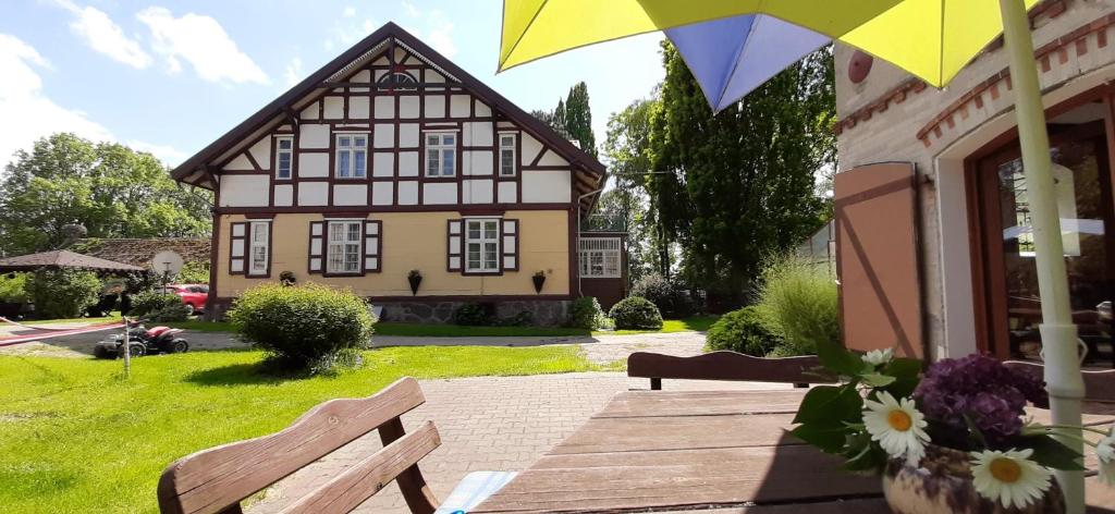 een huis met een paraplu ervoor bij Orzechowy Dworek in Nowy Dwór Gdański