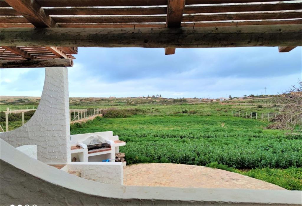 einen Blick von der Veranda eines Hauses mit einem Feldanbau in der Unterkunft LE VILLETTE DI TERRANOVA in Lampedusa