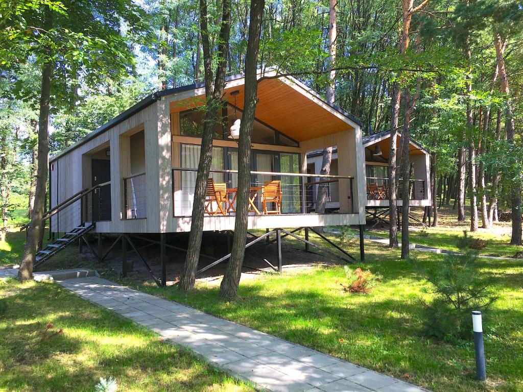 una casa en el bosque con porche en 3pokoje - domek pod lasem na odludziu en Susiec