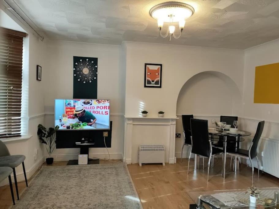 Cheerful Gem of Barking & Dagenham 3 Bedroom House Entire Property - Casa De Tres Dormitorios