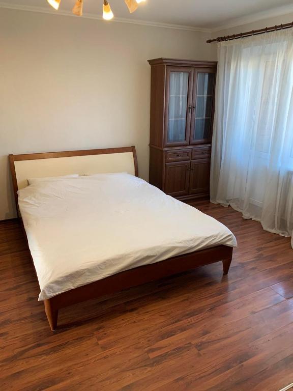 Кровать или кровати в номере Apartment next to metro station Pechersk
