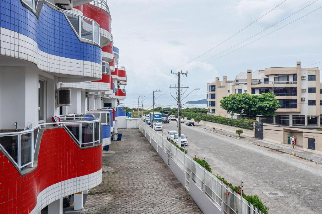vistas a una calle con un edificio en Apto a 30m do mar e wi-fi para 6 pessoas - HB33F, en Florianópolis