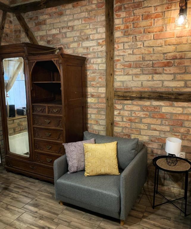 A seating area at Mátrai Vadászház 3-Vintage Cottage