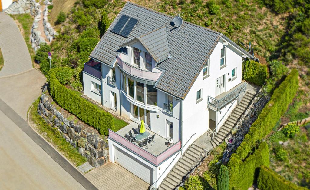 una vista aérea de una gran casa blanca con techo verde en Firstberg Perle, en Triberg