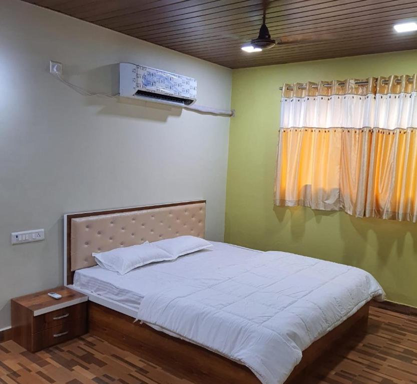a bedroom with a bed in a room at GREEN VISION RESORT in Murbād