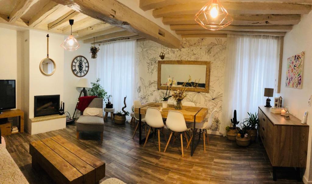 Μια τηλεόραση ή/και κέντρο ψυχαγωγίας στο Maison cosy à Ury