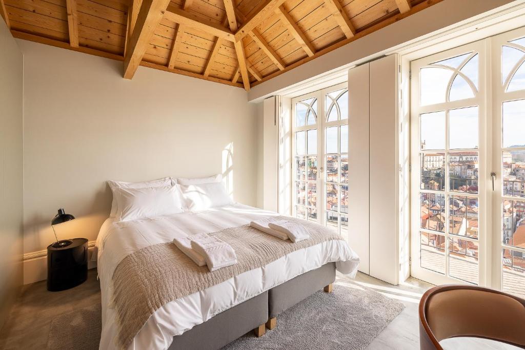Boutique Duplex with Balcony & Panoramic Views