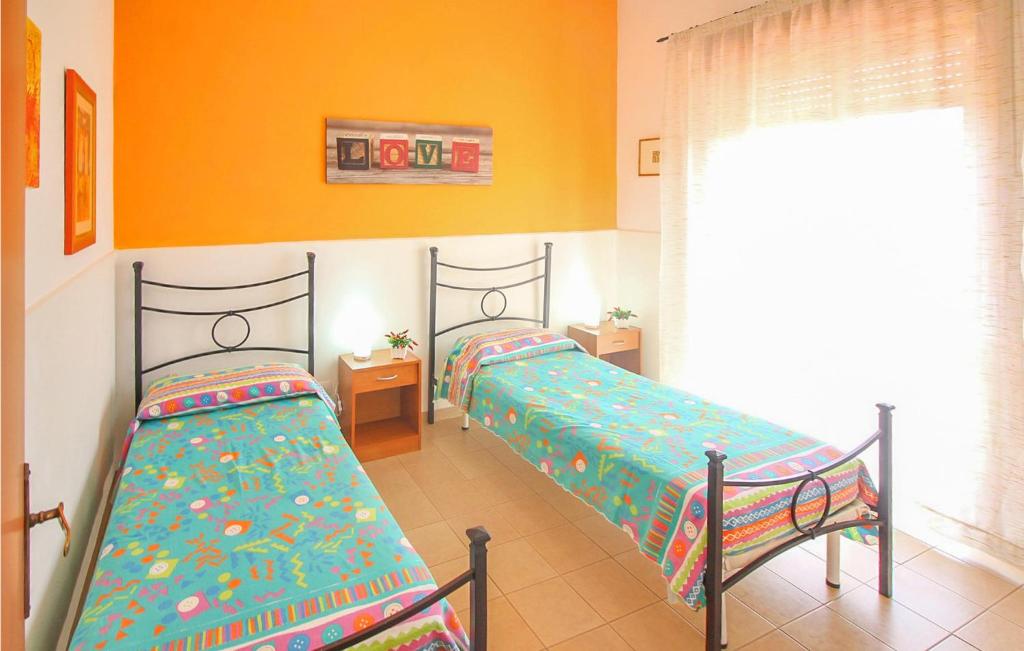 A bed or beds in a room at 2 Bedroom Stunning Home In Siracusa
