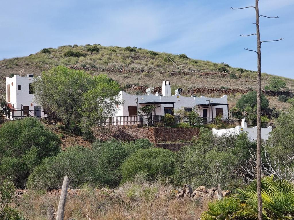une maison blanche au sommet d'une colline dans l'établissement Casas Rurales La Minilla, à Los Albaricoques
