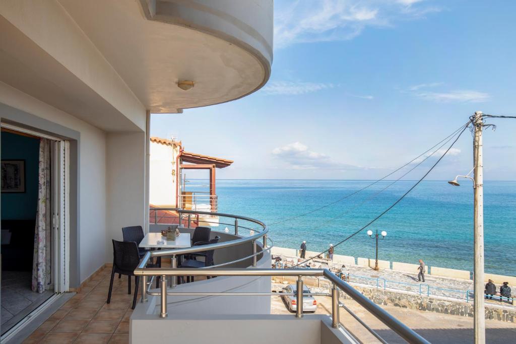 balkon z widokiem na ocean w obiekcie Captain Nick w Chanii