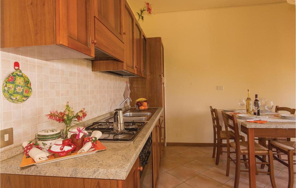 Kuchnia lub aneks kuchenny w obiekcie Stunning Apartment In Montaione Fi