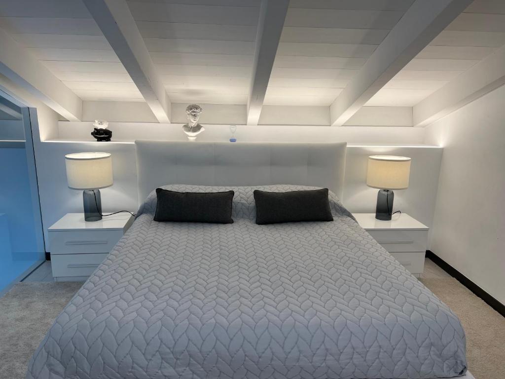 A bed or beds in a room at PAGANINI suites and apartments