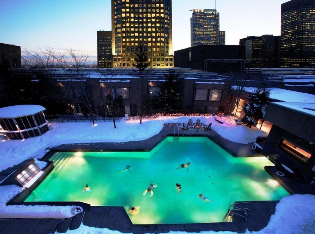 
a swimming pool filled with lots of water at Hotel Bonaventure Montreal in Montreal
